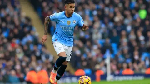 Man United: Tottenham vẫn quan tâm đến Saviho, cách giải quyết vụ chuyển nhượng của anh sẽ là phép thử cho Viana
