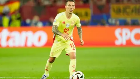 Grimaldo: Thần tượng của tôi luôn là Messi. Tôi đã nghiên cứu những cú đá phạt của Juninho, Cristiano Ronaldo và những người khác.