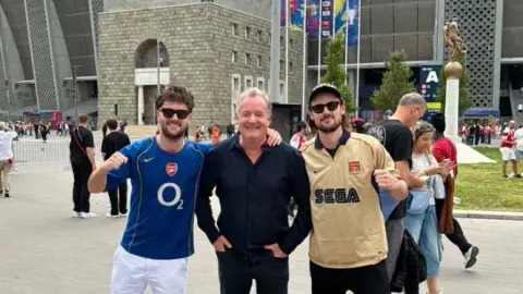 Người phát ngôn nổi tiếng Morgan đã đăng ảnh trực tiếp cùng hai con trai lên mạng xã hội: Budapest! Arsenal làm nên lịch sử