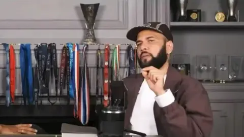 Alves: Brazil muốn thắng phải xoay quanh Neymar, giống như Argentina nhận ra mình có Messi