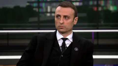 Berbatov: Carrick thăng hạng là xứng đáng và Man United nên luôn chiến đấu để giành các danh hiệu