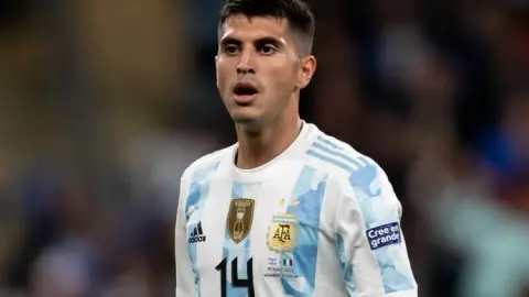Palacios: Tôi có thể trở thành thủ môn nếu được khoác áo đội tuyển quốc gia. Messi là cầu thủ xuất sắc nhất thế giới nếu anh ấy còn thi đấu.