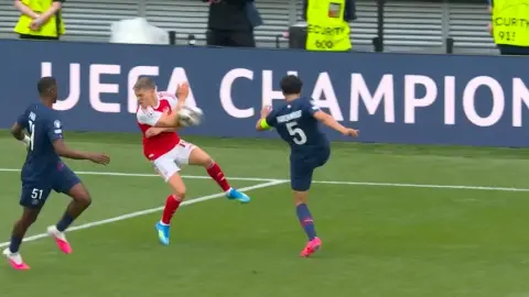Trossard dùng tay ném bóng trước khi Havertz ghi bàn? Hãy cùng xem định nghĩa của IFAB về lỗi dùng tay nhé👇️