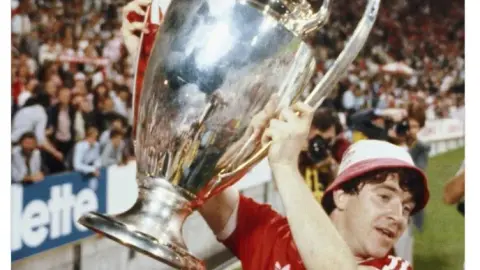 Mối hận thù gì? Nottingham Forest đăng ngay hình ảnh cầu thủ nổi tiếng của mình vô địch Champions League sau trận đấu