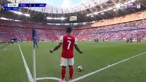 Saka bất lực dang tay ra! Arsenal được hưởng quả phạt góc ở phút bù giờ và trọng tài thổi còi kết thúc hiệp một.