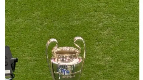 Quan chức Champions League đã trưng bày chiếc cúp trực tiếp trong trận bán kết lượt về giữa Bayern và Paris, và cuối cùng Paris đã giành chức vô địch.