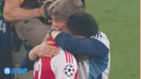 Khoảnh khắc buồn! Bỏ lỡ cơ hội vô địch, các cầu thủ Arsenal tỏ ra thất vọng và đờ đẫn sau trận đấu
