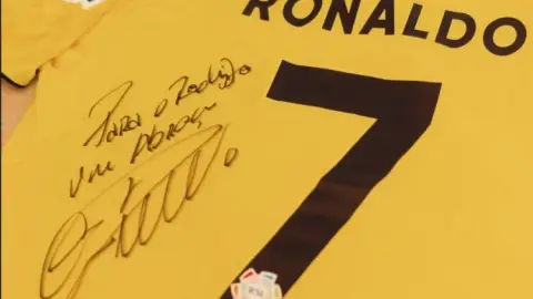 Rodrigo nhận được áo đấu có chữ ký của Ronaldo và ảnh chiếc áo đấu được đăng tải trên mạng xã hội: GOAT
