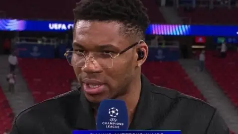 Ô long! Ngôi sao NBA Giannis Antetokounmpo là khách mời của Champions League nhưng đài truyền hình nhầm anh là cầu thủ Celtics