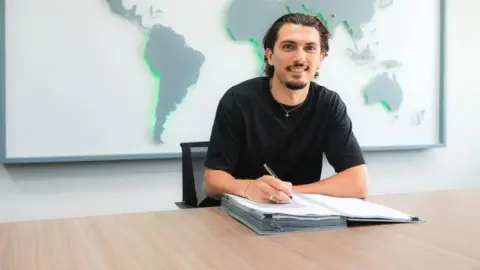 Chính thức: Wolfsburg ký hợp đồng với tiền đạo Hornby của Darmstadt cho đến 2030