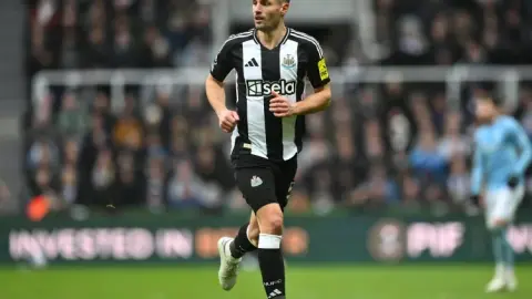 Phóng viên đội: Newcastle đề nghị Schal gia hạn hợp đồng và hy vọng sẽ có kết quả khả quan trong tuần này