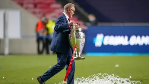 Rummenigge: Bóng đá nên mang lại niềm vui và niềm vui, và PSG đã làm được điều đó. Trọng tài Siebert thực hiện tất cả các quả phạt đền