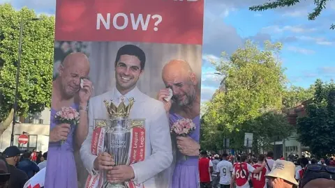 Boomerang! Fan cuồng súng giương cờ đáp trả lời chế nhạo của fan Liverpool năm ngoái: Ai là phù dâu bây giờ?