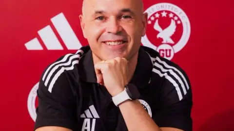 Iniesta viết bằng ba thứ tiếng: Áp dụng kinh nghiệm của tôi cho Gulf United và nỗ lực đạt được mục tiêu