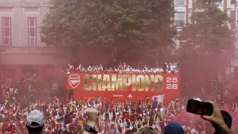 Cảnh sát London báo cáo về cuộc diễu hành của Arsenal: Tính đến 6 giờ chiều. Người 9 đã bị bắt và có người đã tấn công cảnh sát