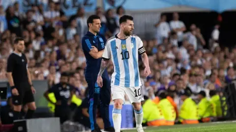 Scaloni: Lần đầu tiên tôi gọi điện cho Messi để báo tôi đang làm huấn luyện viên, anh ấy cười và nói "anh điên rồi"