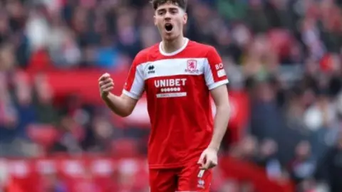Phóng viên: Everton tiến gần tới việc ký hợp đồng với tiền vệ Hackney của Middlesbrough, Man United đã hỏi thăm nhưng không có tiến triển