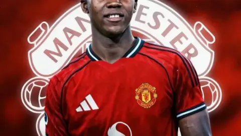 Man United: Man United sẽ hoàn tất việc ký hợp đồng với cầu thủ trẻ người Colombia Orozco vào tháng tới. Nó đã được hoàn thành vào tháng 9 năm ngoái.