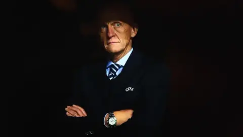 Collina nói về luật mới của 2026 World Cup: Chúng tôi sẽ cố gắng giải quyết hành vi đấu vật trong các quả phạt góc