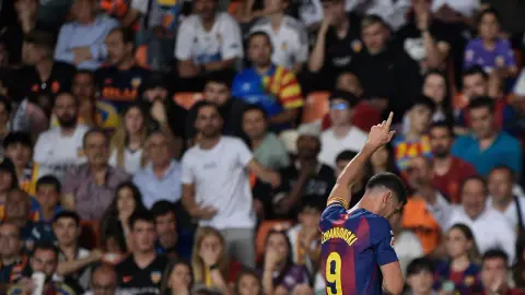 TA: Lựa chọn đầu tiên của Barcelona trong kỳ chuyển nhượng mùa hè là mua Alvarez và lên kế hoạch tìm người thay thế Lewandowski. Ghế B đang đàm phán