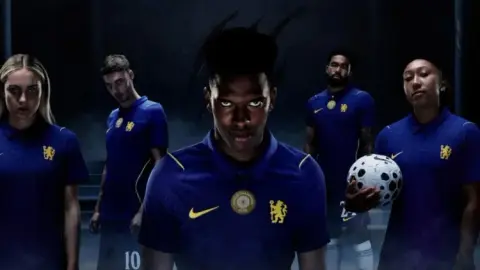 Bầy sư tử vững chắc vị trí C, áo sân nhà mùa giải 2026/27 mới của Chelsea chính thức ra mắt