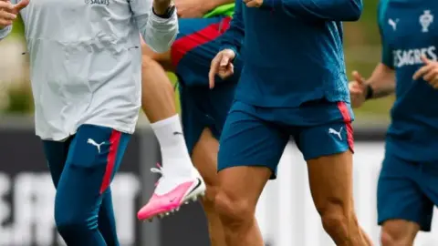 Cảm giác tuyệt vời! Cristiano Ronaldo đăng ảnh tập luyện của đội tuyển quốc gia lên mạng xã hội, sẵn sàng chạy nước rút cho World Cup 6 đầu tiên của anh ấy