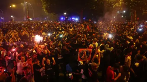 L'Equipe: 8 tới 10 Hàng nghìn người đã chào đón Paris tại Champ de Mars, và người hâm mộ đã hét lên "Dembele Ballon d'Or"
