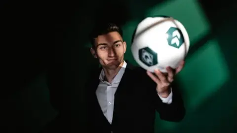 Chính thức: Tiền vệ Chuqi 22 tuổi Valladolid 22 gia nhập Werder Bremen không cần visa