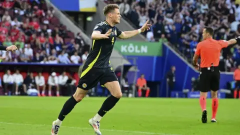 McTominay: Ferguson đã gọi cho tôi trước trận đấu vòng loại World Cup với Đan Mạch và điều đó đã truyền cảm hứng cho chúng tôi
