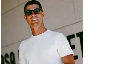 Đeo kính râm trông thật ngầu! Đội tuyển Bồ Đào Nha chính thức đăng ảnh Ronaldo: Sẵn sàng