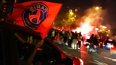 Marca: Số người chết vì tai nạn trong lễ ăn mừng Champions League ở Paris tăng tới người 3, người 1 ngã xuống nước trong một vụ tai nạn ô tô (2)