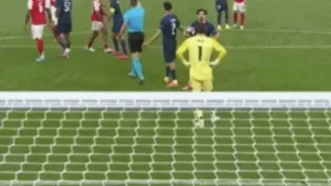 L'Equipe: Trước quả đá phạt đền ở chung kết Champions League, Vitiniya Ashraf đã bảo vệ được quả phạt đền khỏi bị phá hủy.