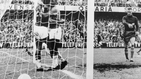 Chiếc áo số 10 mà “Vua bóng” Pele mặc trong trận chung kết World Cup 1958 sẽ được bán đấu giá và dự kiến ​​thu về hơn 6 triệu USD.