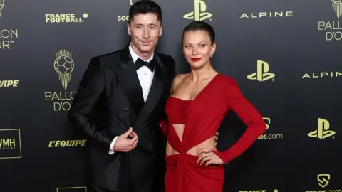 Mỗi bài viết: Vợ trả lời mơ hồ trước tin đồn Lewandowski tới Türkiye chơi bóng, khiến fan Fenerbahce kêu gọi