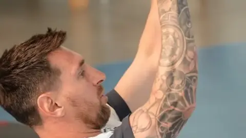 Trận đấu đầu tiên của World Cup chỉ còn chưa đầy hai tuần nữa! ESPN: Messi tập một mình trong buổi tập đầu tiên của Argentina