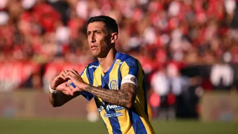 Phóng viên: Quá trình đàm phán gia hạn hợp đồng giữa Di Maria và Rosario đang tiến triển thuận lợi. Nếu không có gì bất ngờ xảy ra, hợp đồng sẽ được gia hạn thêm một năm.