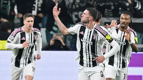 MiTi: Juventus đề nghị Vlahovic hợp đồng từ 600 đến 2 năm với mức lương hàng năm 600 triệu euro. Nếu anh ấy không chấp nhận thì anh ấy sẽ bỏ đi.