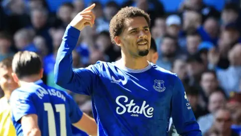 TA: Everton đang nỗ lực giữ chân Ndiaye và cầu thủ này đã nhiều lần từ chối lời đề nghị gia hạn ở mùa giải này