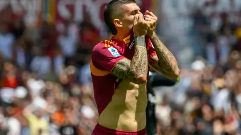 Phóng viên: Inter đang chú ý đến tiến độ đàm phán gia hạn hợp đồng giữa Roma và Mancini và sẵn sàng can thiệp bất cứ lúc nào