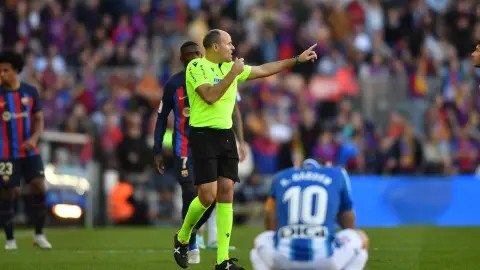 Lào: Trận tệ nhất trong sự nghiệp của anh là trận Barcelona gặp Espanyol. Các cầu thủ chỉ trích anh vì màn trình diễn kém cỏi ở World Cup.