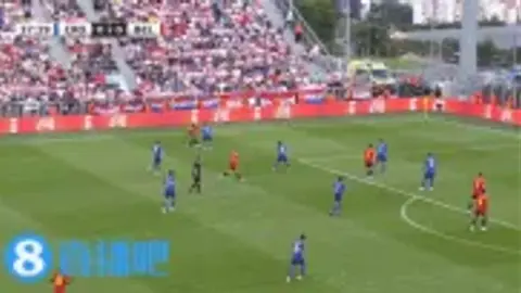 Có gì đó không ổn ở hàng phòng ngự! Sutalo mắc sai lầm trong pha cản phá, Tielemans ghi bàn, Doku thực hiện đường chuyền đột phá để ghi bàn.