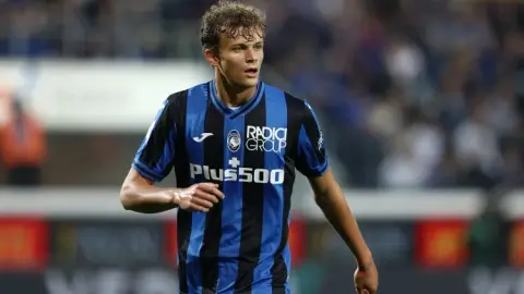 Phóng viên: Newcastle quan tâm hậu vệ Scalvini của Atalanta nhưng hai bên chưa có liên hệ mới