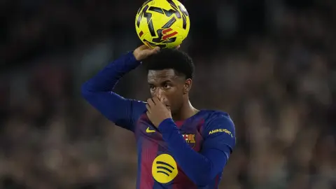Phóng viên nói về sự thay đổi hậu vệ Barcelona: Nếu Balde rời đội, Cuku và Gwa là ứng cử viên