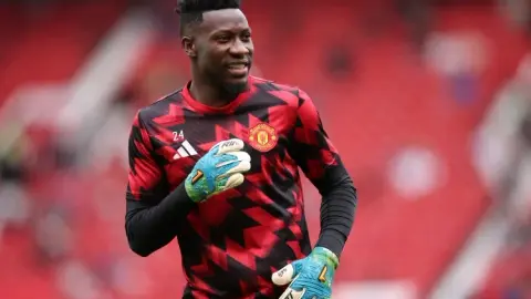 Phóng viên: Onana dự định trở lại Man United để chuẩn bị trước mùa giải và Man United hy vọng sẽ bán được anh ấy