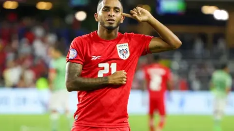 Liệu chênh lệch chiều cao lớn nhất World Cup có được làm mới? Khoảng cách giữa Dan Byrne và tiền vệ Panama là 41cm