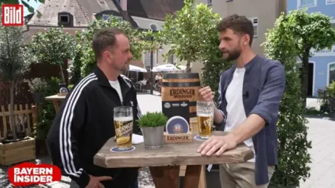 Carl có thể chứng minh mình giỏi hơn Messi ở World Cup không? Mueller: Bạn có ký hợp đồng nào với anh ấy không?