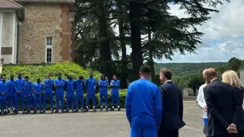 Ông Mbappé sát cánh cùng Tổng thống Pháp Macron và bắt tay từng người một.