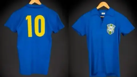 The Sun: Chiếc áo Pele mặc ở chung kết World Cup 1958 dự kiến ​​được bán với giá 450 bảng