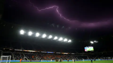 TA Exclusive: Trong trường hợp thời tiết khắc nghiệt như giông bão, các trận đấu World Cup có thể bị tạm dừng trong thời gian dài cho đến khi hoàn thành