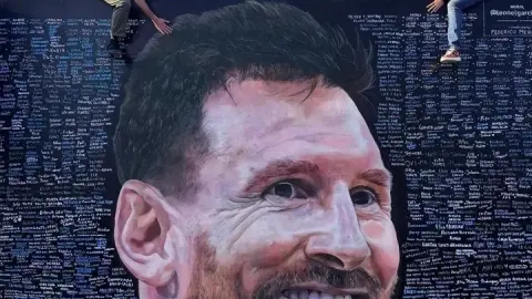 Messi sưởi ấm trái tim bằng bức bích họa khổng lồ cảm ơn người hâm mộ: Tuyệt vời, ôm thật chặt các bạn